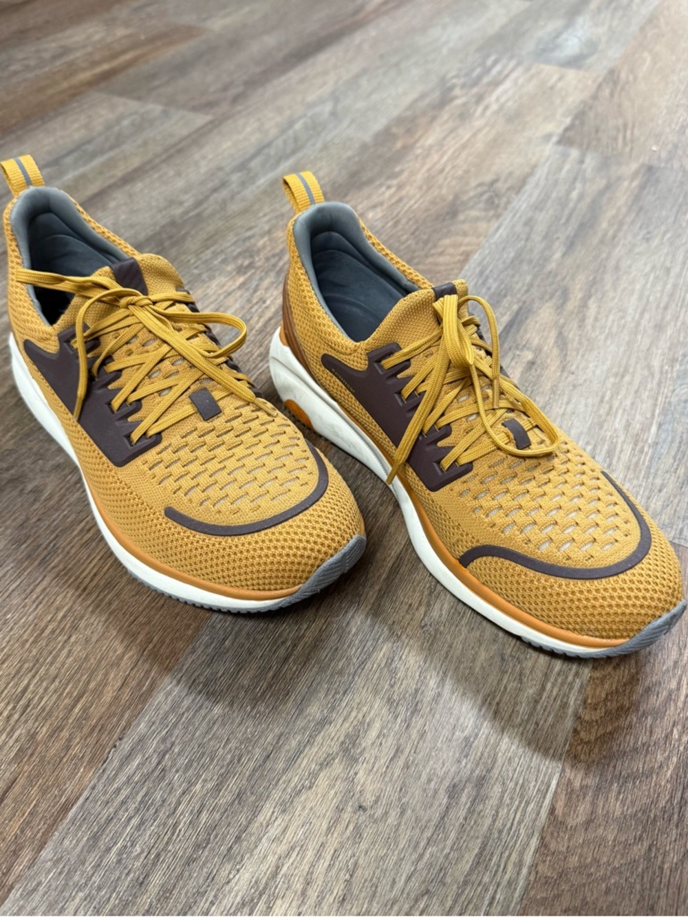 Johnston & Murphy Men's Lightweight Mustard Knit Running Shoes